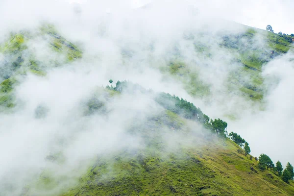 Bajhang Bajura Doti Nepal的Foggy和Moody Green Forest Hills — 图库照片