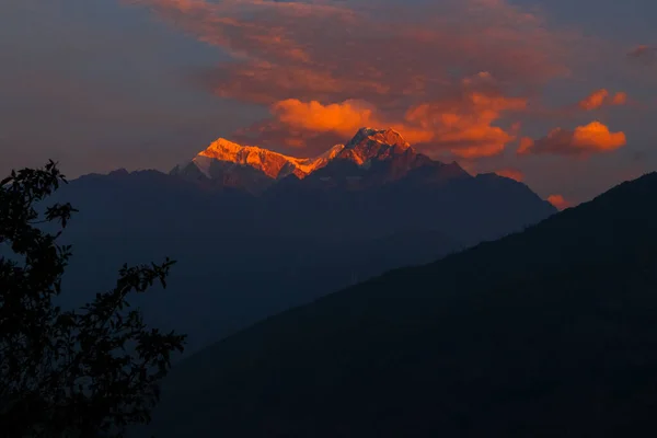 位于尼泊尔Solukhumbu的喜马拉雅山日落珠穆朗玛峰基地远征营的日出 — 图库照片