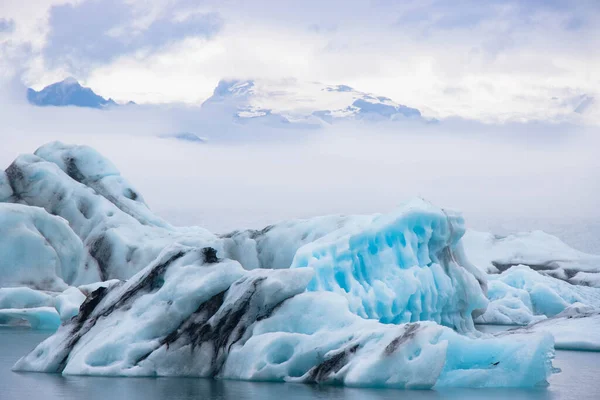 ヨクルサロン氷河ラグーン アイスランドのヨクルサロンに浮かぶ大きな氷河 — ストック写真