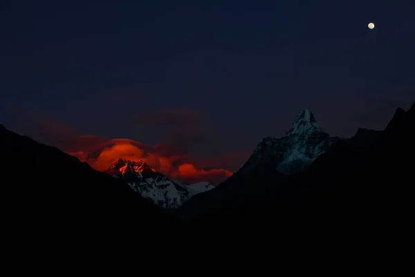 Sunset at mountain Himalaya Mt. Amadablam in Everest Base Camp trekking, Solukhumbu, Nepal