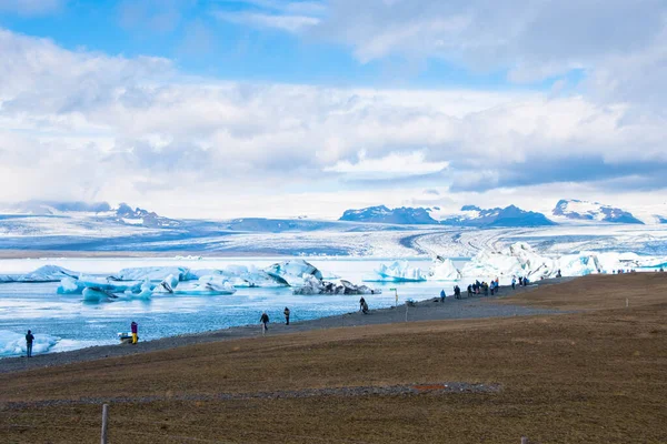 ヨクルサロン氷河ラグーン アイスランドのヨクルサロンに浮かぶ大きな氷河 — ストック写真
