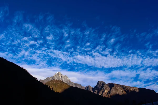 尼泊尔Solukhumbu喜马拉雅山的珠穆朗玛峰大本营和Amadablam Trekking — 图库照片