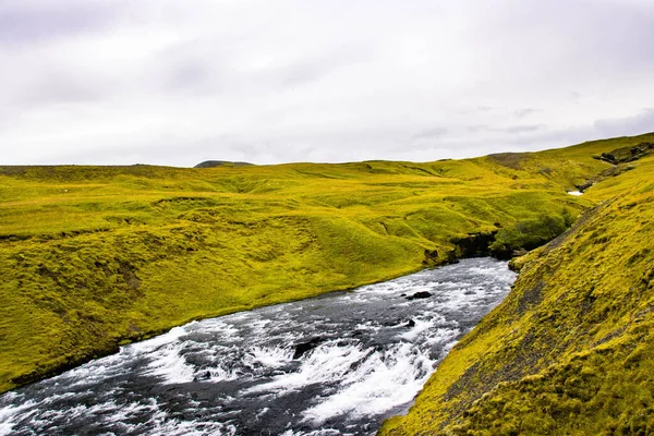 スコガフォスの滝を作成するアイスランドのスカゴガー川 — ストック写真