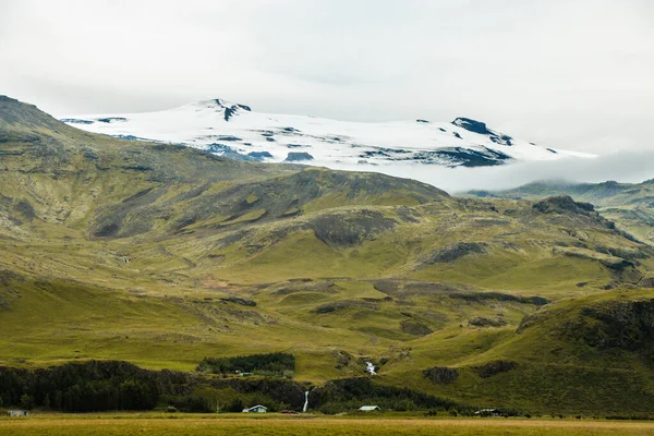 美しい緑の風景とアイスランドの環状道路ツアー — ストック写真