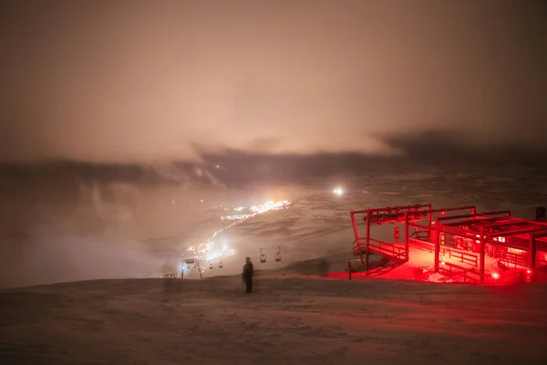 Kuzey Kutup Dairesi 'nin kuzeyindeki Abisko Ulusal Parkı Turizm İstasyonu Kuzey Işıklarıyla ünlüdür.