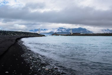 Güney İzlanda 'daki Jokulsarlon Buzul Gölü' nde Elmas Plajı kara kumları ve Buzul Parçaları