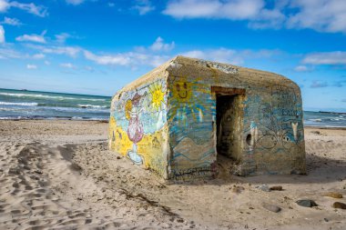 Danimarka 'nın Hritshals kentindeki Okyanus kıyısında Renkli bir Dünya Savaşı Sığınağı