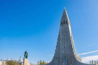 İzlanda 'daki güzel Reykjavik şehri Hallgrimskirkja Kilisesi, Avrupa sokağı, gökkuşağı yolu, kanal