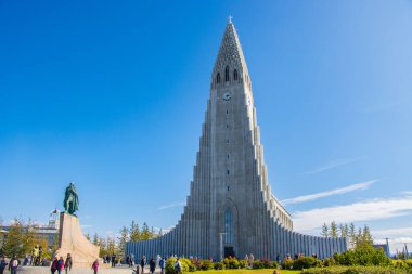 Reykjavik, İzlanda - 23 Ağustos 2022 İzlanda 'nın güzel şehri Reykjavik Hallgrimskirkja Kilisesi, Avrupa caddesi, gökkuşağı yolu, kanal ve müze