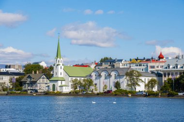 Reykjavik, İzlanda - 23 Ağustos 2022 İzlanda 'nın güzel şehri Reykjavik Hallgrimskirkja Kilisesi, Avrupa caddesi, gökkuşağı yolu, kanal ve müze