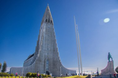 Reykjavik, İzlanda - 23 Ağustos 2022 İzlanda 'nın güzel şehri Reykjavik Hallgrimskirkja Kilisesi, Avrupa caddesi, gökkuşağı yolu, kanal ve müze