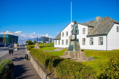 Reykjavik, İzlanda - 23 Ağustos 2022 İzlanda 'nın güzel şehri Reykjavik Hallgrimskirkja Kilisesi, Avrupa caddesi, gökkuşağı yolu, kanal ve müze