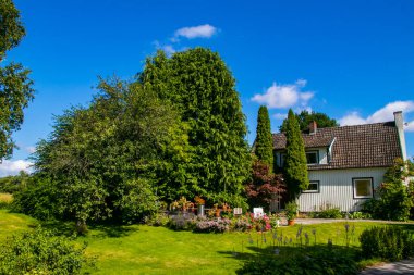 Avrupa 'da Rüya Evi' nin önündeki Pond Nehri ile Güzel Yeşil Bahçe Güzel Ev Kağıdı