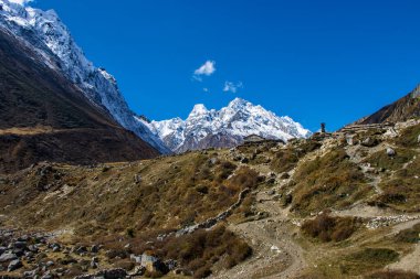 Nepal Himalayalarında Karlı Tepeler ve Vadilerle Manaslu Gezisinin Yüksek İrtifaları