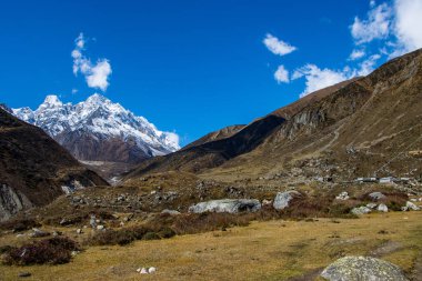 Nepal Himalayalarında Karlı Tepeler ve Vadilerle Manaslu Gezisinin Yüksek İrtifaları