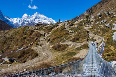 Nepal Himalayalarında Karlı Tepeler ve Vadilerle Manaslu Gezisinin Yüksek İrtifaları