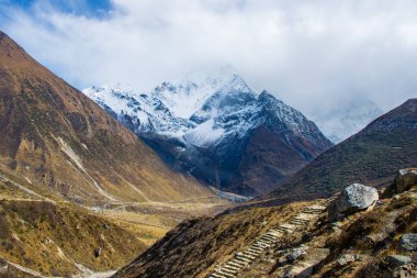 Nepal Himalayalarında Karlı Tepeler ve Vadilerle Manaslu Gezisinin Yüksek İrtifaları