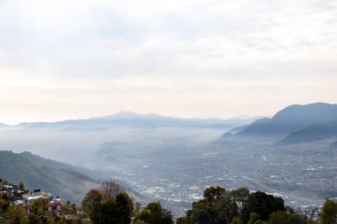 Kalupande Indrasthan, Chandragiri, Nepal 'den görülebilen, Ormanlı Güzel Katmandu Manzarası, Rododendron