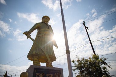 Gorkhali Savaşçısı Kalu Pande 'nin heykeli ve silueti Chandragiri, Katmandu Nepal' de