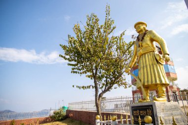 Gorkhali Savaşçısı Kalu Pande 'nin heykeli ve silueti Chandragiri, Katmandu Nepal' de