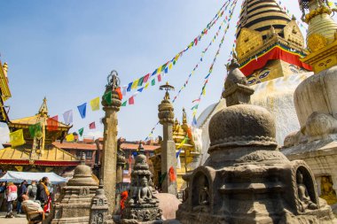 Katmandu, Nepal - 2 Nisan 2023: UNESCO Dünya Mirasları Alanı Swayambhunath Budistler Maymun Tapınağı ve Hindular Kathmandu Nepal 'de