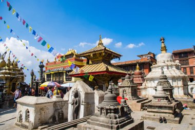 Katmandu, Nepal - 2 Nisan 2023: UNESCO Dünya Mirasları Alanı Swayambhunath Budistler Maymun Tapınağı ve Hindular Kathmandu Nepal 'de
