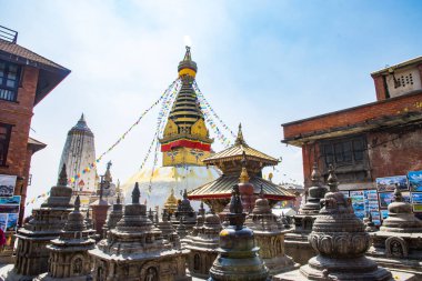 Katmandu, Nepal - 2 Nisan 2023: UNESCO Dünya Mirasları Alanı Swayambhunath Budistler Maymun Tapınağı ve Hindular Kathmandu Nepal 'de