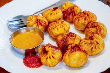 Chutney 'li kızarmış Nepalli Momo böreği.