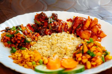 Nepalli Newari Khaja Seti. Et, Beatean pilavı, sebzeler ve atıştırmalıklar.