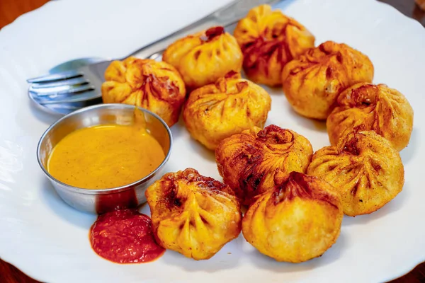 Chutney 'li kızarmış Nepalli Momo böreği.