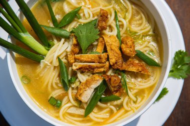 Bir kase Nepalli Erişte Çorbası Thukpa ve Tibet Tavuğu Lezzeti