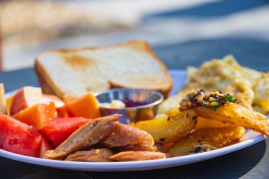 Lezzetli ve Lezzetli Amerikan Kahvaltısı Sosisli, Pastırmalı, Yumurtalı, Meyveli, Ekmekli