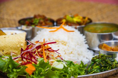 Lezzetli Nepal Gıda Dal Bhaat Tarkari. Bir tabak pirinç, sebze, et ve salata.