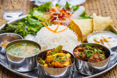 Lezzetli Nepal Gıda Dal Bhaat Tarkari. Bir tabak pirinç, sebze, et ve salata.