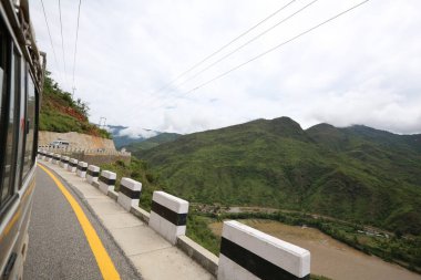 Sindhuli, Nepal - 14 Haziran 2020: Sindhuli Karayolu ve Hızlı Jeep