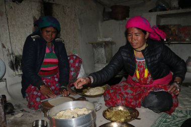 Himalayalar 'da nefis Nepalli Momo hamur tatlısı yapmak Darchula' da odun Momo.