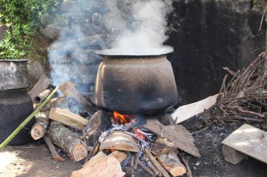 Pachthar, Nepal 'de Geleneksel Odun Pişirme