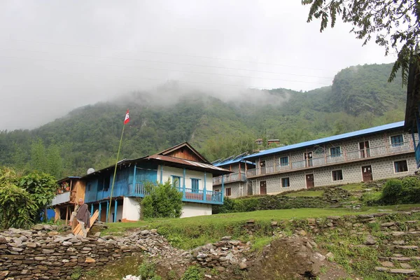ネパール テプジョンにある典型的なネパール コミュニティ スクール — ストック写真