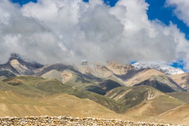 Lo Manthang 'daki Chosar Vadisi' nin Çöl Dağları manzarası, Nepal 'in Yukarı Mustang' i