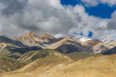 Lo Manthang 'daki Chosar Vadisi' nin Çöl Dağları manzarası, Nepal 'in Yukarı Mustang' i