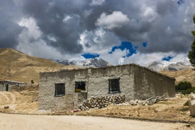 Lo Manthang 'daki Chosar Vadisi' nin Çöl Dağları manzarası, Nepal 'in Yukarı Mustang' i