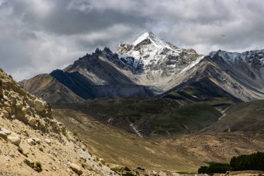 Lo Manthang 'daki Chosar Vadisi' nin Çöl Dağları manzarası, Nepal 'in Yukarı Mustang' i