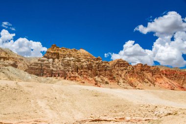 Lo Manthang 'daki Chosar Vadisi' nin Çöl Dağları manzarası, Nepal 'in Yukarı Mustang' i