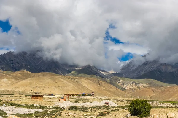 尼泊尔上野马Lo Manthang的Chosar山谷沙漠山地景观 — 图库照片