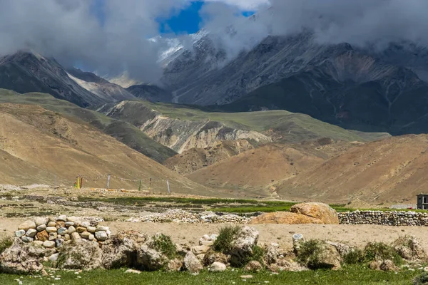 尼泊尔上野马Lo Manthang的Chosar山谷沙漠山地景观 — 图库照片