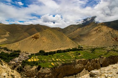 Nepal 'deki Kaligandaki Nehri' nin yanındaki Yukarı Mustang Çölünün nefes kesici manzarası