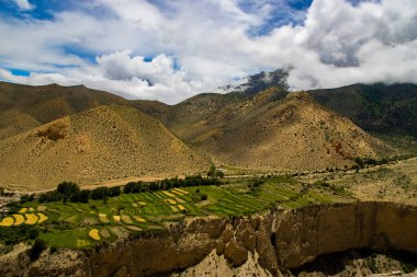 Nepal 'deki Kaligandaki Nehri' nin yanındaki Yukarı Mustang Çölünün nefes kesici manzarası