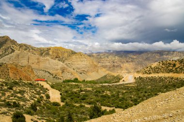 Nepal 'deki Kaligandaki Nehri' nin yanındaki Yukarı Mustang Çölünün nefes kesici manzarası