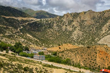 Nepal 'deki Kaligandaki Nehri' nin yanındaki Yukarı Mustang Çölünün nefes kesici manzarası