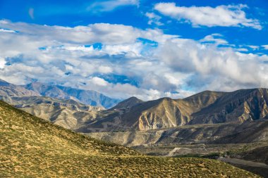 Tibet Çölü 'nde Güzel Günbatımı Nepal' in Hilal aylarında Upper Mustang etkisi altında